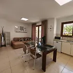 شقة Erato Gardens